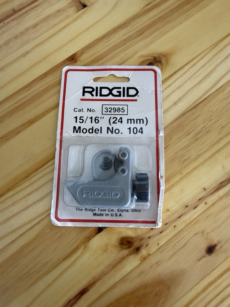 RIDGID 15/16&Prime; Model 104 Tubing Cutter 32985