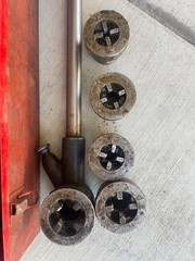 Toledo 6 Piece Pipe Threading Tool Set with additional Dies& Steel Box 1/8&Prime;-3/4&Prime;