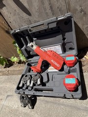 (RI4) RIDGID 100-B Press Tool W3). Jaws 1/2&Prime; &ndash; 3/4&Prime; &ndash; 1&Prime;And 2 Batterie No Charge