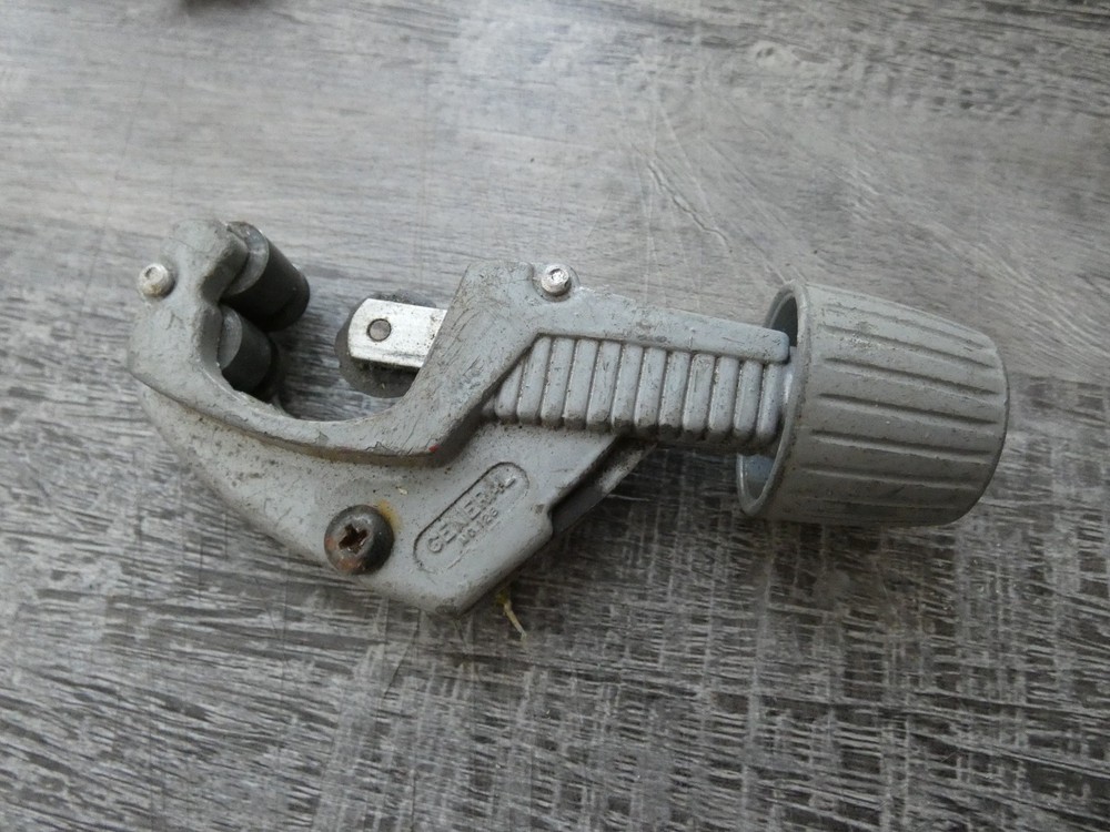 VINTAGE GENERAL PIPE CUTTER HAND TOOL #128