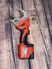 Battery Included &ndash; Milwaukee M12 Cordless PVC Pipe Shear &ndash; Pipe cutter
