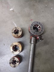 RIDGID 00-R Pipe Threader w 1&rdquo;, 1/2&Prime; 3/4&rdquo;, 3/8&Prime; Dies