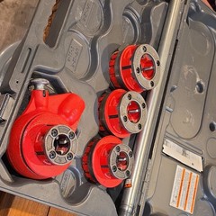 RIDGID 00-R Manual Pipe Threader Set w/ 1/2 3/4 1in NPT RH Dies Case