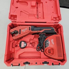 MILWAUKEE M12 Pipe Tubing Cutter Kit Battery and Charger And Case