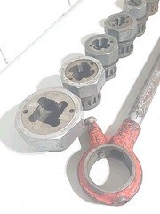 Nye No. 60 Triad Ratcheting Head 740 Pipe Threader & Die Set 1/4&Prime; To 1 1/4&Prime; Dies