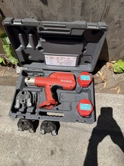 (RI4) RIDGID 100-B Press Tool W3). Jaws 1/2&Prime; &ndash; 3/4&Prime; &ndash; 1&Prime;And 2 Batterie No Charge