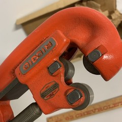 RIDGID No. 1-2 Screw Feed Pipe Cutter 1/8 in to 2 in Capacity
