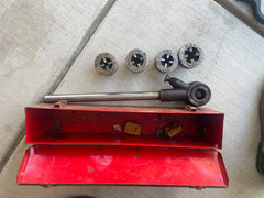 Toledo 6 Piece Pipe Threading Tool Set with additional Dies& Steel Box 1/8&Prime;-3/4&Prime;
