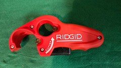RIDGID MANUAL PIPE CUTTER RED HAND TOOL FOR 1-1/4 IN &ndash; 1-1/2 IN