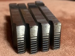 Ridgid Set of (4) 3/8&Prime; &ndash; 16 UNC RH Alloy Steel 500B Bolt Dies 48465 NEW