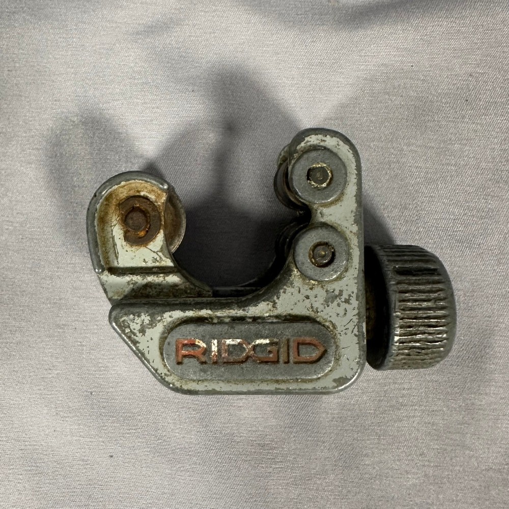 Ridgid Model 101 Close Quarters Tubing Cutter 1/4 to 1-1/8 Inch 6mm to 28mm Gray