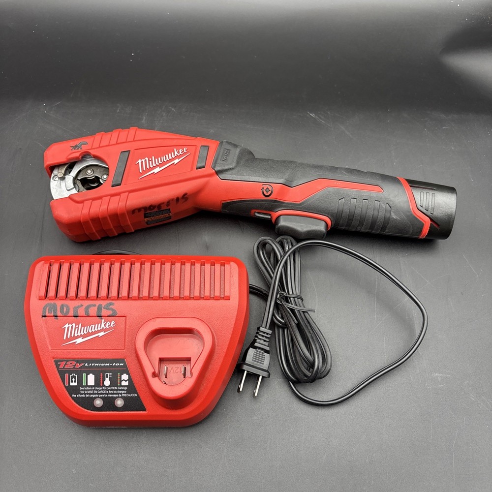 MILWAUKEE M12 Pipe Tubing Cutter Kit Battery and Charger And Case TESTED