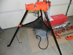 RIDGID 700 PIPE THREADER 115V, 12R set 1/2&Prime;- 2&Prime;,case, Stand, oiler Refurbished