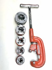 Ridgid 00-R Pipe Threader Die Set NPT w/ Ridgid No. 2A Pipe Cutter 1/4&Prime; &ndash; 1&Prime;