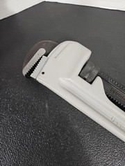 URREA 824A Aluminum Pipe Wrench Length 24&Prime; and Max Pipe Capacity 3&Prime; Light Weight