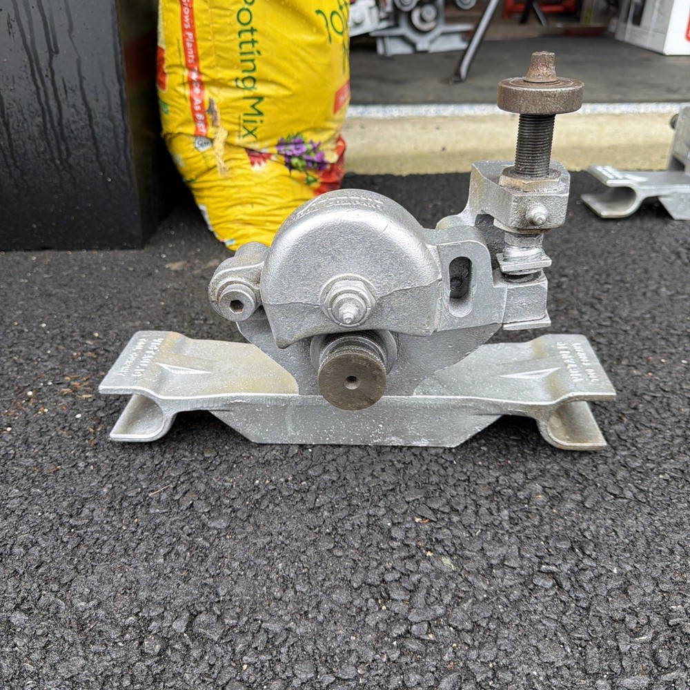 VICTAULIC MODEL 226M ROLL GROOVER 4 2&Prime; &ndash; 6&Prime; METAL PIPE 4 RIDGID 300 ROLL GROOVER