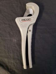 RIDGID PC-1375 PLASTIC PIPE & TUBING CUTTER 1-3/8 (35mm) OD MAX (B26004414)