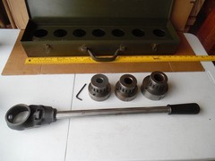 V-Mac VOSPER Pipe Threading Ratchet Head Pipe Dies Guilford Conn W/Metal Toolbox