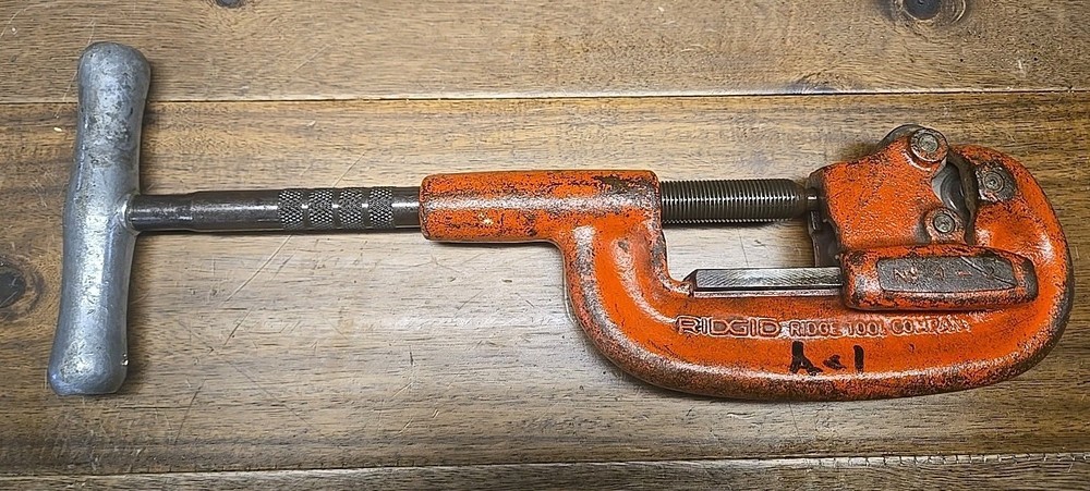 RIDGID Model 2-A Adjustable Heavy-Duty Pipe Cutter 1/8 in. to 2 in. Capacity 1E5