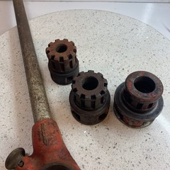 Ridgid 00-R Manual Ratchet Pipe Threader With Three NPT Dies &ndash; 3/8&rdquo;,1/2&rdquo;,3/4&rdquo;