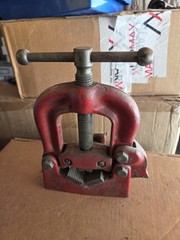 RIDGID BENCH YOKE VISE 1/8&Prime; to 2 1/2&Prime; PIPE MADE IN USA Vintage