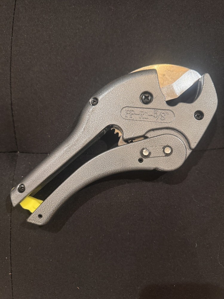 Ratcheting PVC / Plastic Tubing Cutter Cuts up to 1-5/8&Prime; 42 mm PVC Gray