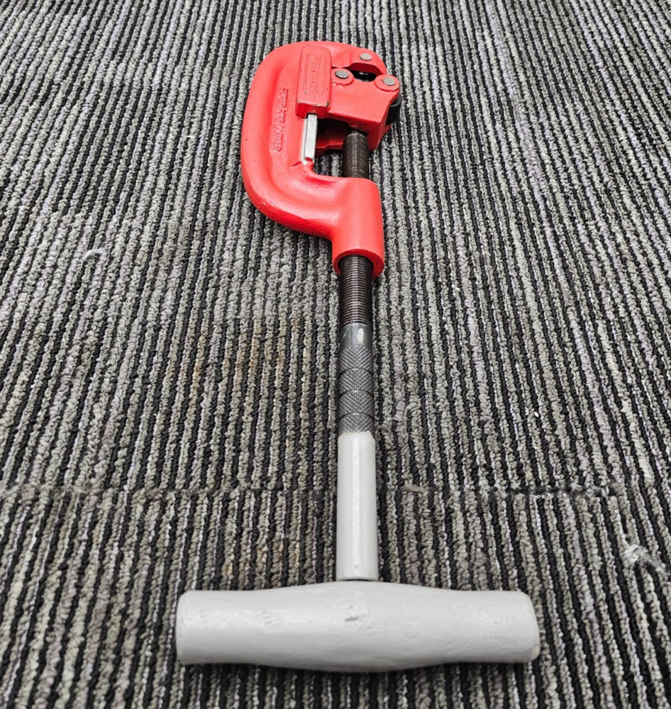 WESTWARD 3CYV3 Pipe Cutter Cutting Capacity Std Wheel Cutter 1/8&Prime; &ndash; 2&Prime; Red