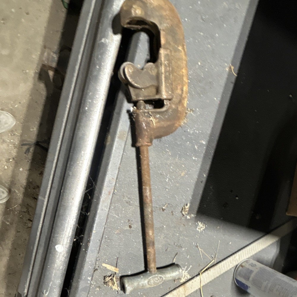 RIDGID No. 2A Screw Feed Pipe Cutter 1/8 in to 2 in Capacity
