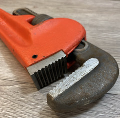 Pipe Wrench 18&Prime; in Overall Length Orange Paint &ndash; used a few times &ndash; EUC &ndash; Steel