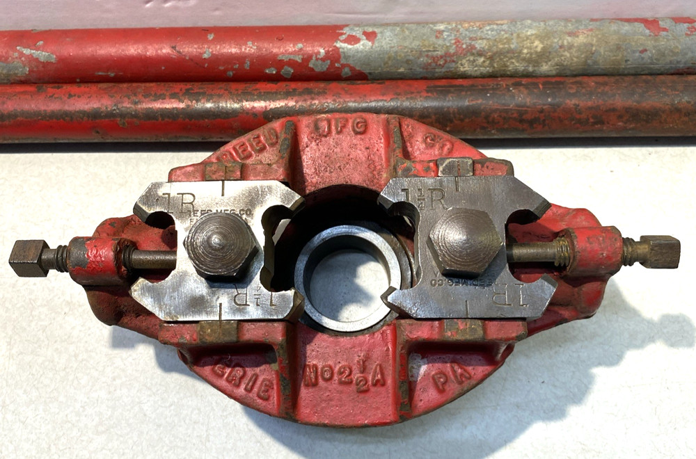 Vintage REED Mfg. Co. Pipe Threader No. 2 1/2&Prime; Length 37.5 inches. Made in USA