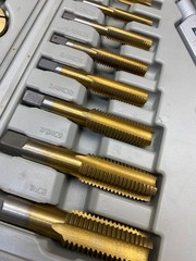 MISSING ONE TOOL w WEAR CARBON STEEL TAP AND ROUND DIE SETS FRACTIONAL 431-20045