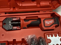 Milwaukee M18 18V Cordless Short Throw Press Tool Kit PEX Crimp Jaws 2674-22C