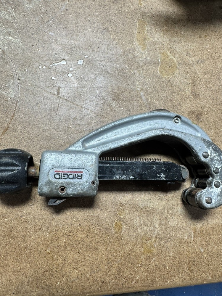 RIDGID No. 152 Screw Feed Pipe Cutter 1/4 in to 2-5/8 in Tool