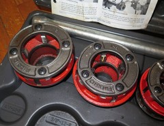 Ridgid 12-R Manual Ratchet Pipe Threader with 1/2&Prime; to 2&Prime; Dies &ndash; 36475