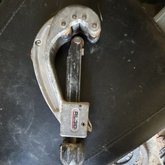 RIDGID No. 152 Screw Feed Pipe Cutter 1/4 in to 2 5/8 in Capacity