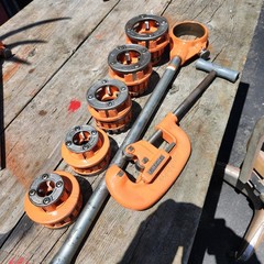 RIDGID Model 12R MANUAL RATCHET PIPE THREADER 5 Dies @ Ridgid 1 To 2&Prime;Pipe Cutter