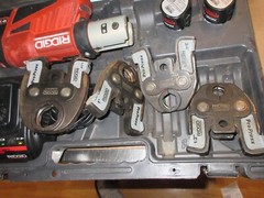 RIDGID RP240 Tool Kit 2 batteries, 4 press heads looks ok works great, in case