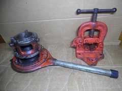 31 + #,s RIDGID 65-R PIPE THREADER 1&Prime; to 2&Prime; CAPACITY & USA VISE 1/8&Prime; to 2 1/2&Prime;