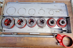 Ridgid 12-R Pipe Threader Die Head Set w/Case & Ratchet Head 12R 1/2&Prime; &ndash; 2&Prime; Dies