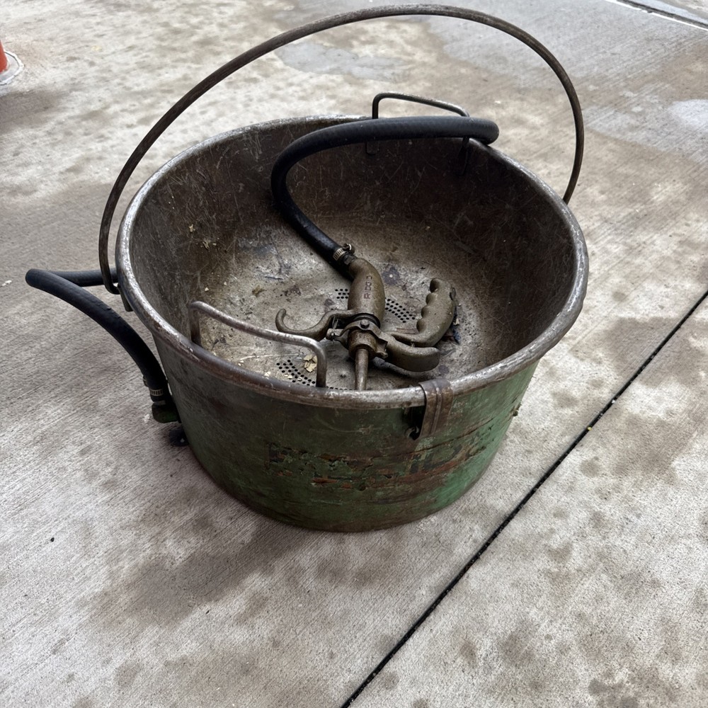Ridgid Oiler No.318 Bucket with Hand Pump Gun Pipe Threader 300 535 700