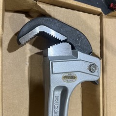 Ridgid 12698 18in Aluminum V-Groove Hook RapidGrip Wrench 2-1/2in Jaw USA made