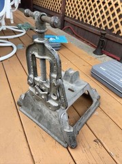 Vintage MARK MFG Co Chicago No. 1 Pipe Vise Bench Mount Pipe Fitting Plumbing