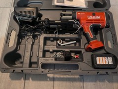 Nice RIDGID RP 210 Press Tool Kit for PEX with 2 Batteries ,Charger, 1/2 Clamps