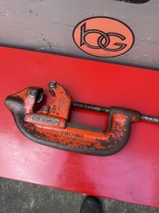 RIDGID 4-S Pipe Cutter 2 to 4 inch Capacity. Works Fine.