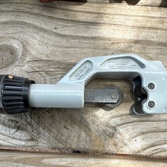 RIDGID 151 Screw Feed Pipe Cutter 1/4 in to 1-5/8 in Capacity