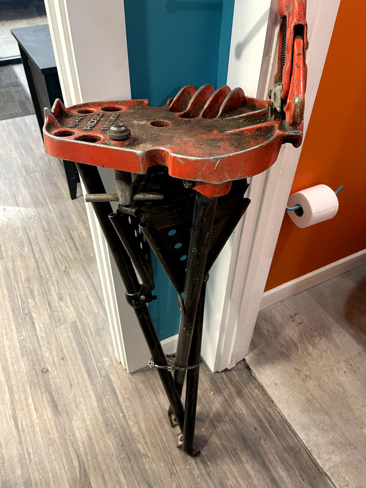 Ridgid Pipe Threading Set &ndash; Includes Stand, Multiple Heads/Dies, Etc