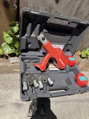 (RI4) RIDGID 100-B Press Tool W3). Jaws 1/2&Prime; &ndash; 3/4&Prime; &ndash; 1&Prime;And 2 Batterie No Charge