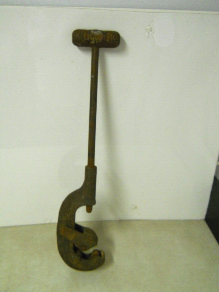 Vintage 2-1/2&Prime; Jaw Pipe Cutter Steel T-Bar Crank S2
