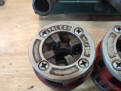 Toledo NPT No 11 &ndash; 1/2&Prime; 3/4&Prime; and 1&Prime; Pipe Threading Die with mounting bracket