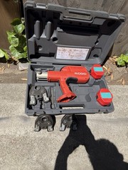 (RI4) RIDGID 100-B Press Tool W3). Jaws 1/2&Prime; &ndash; 3/4&Prime; &ndash; 1&Prime;And 2 Batterie No Charge